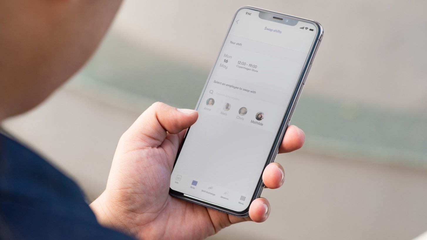 Person looking reviewing a shift swap within the tamigo app on their phone