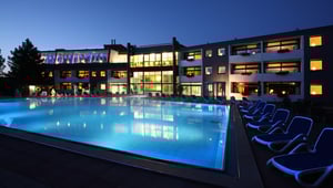 Hotel des Nordens' exterior and pool