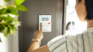 Mitarbeiterin bewertet Mitarbeiterengagement im Einzelhandel auf Tablet von positiv bis negativ.