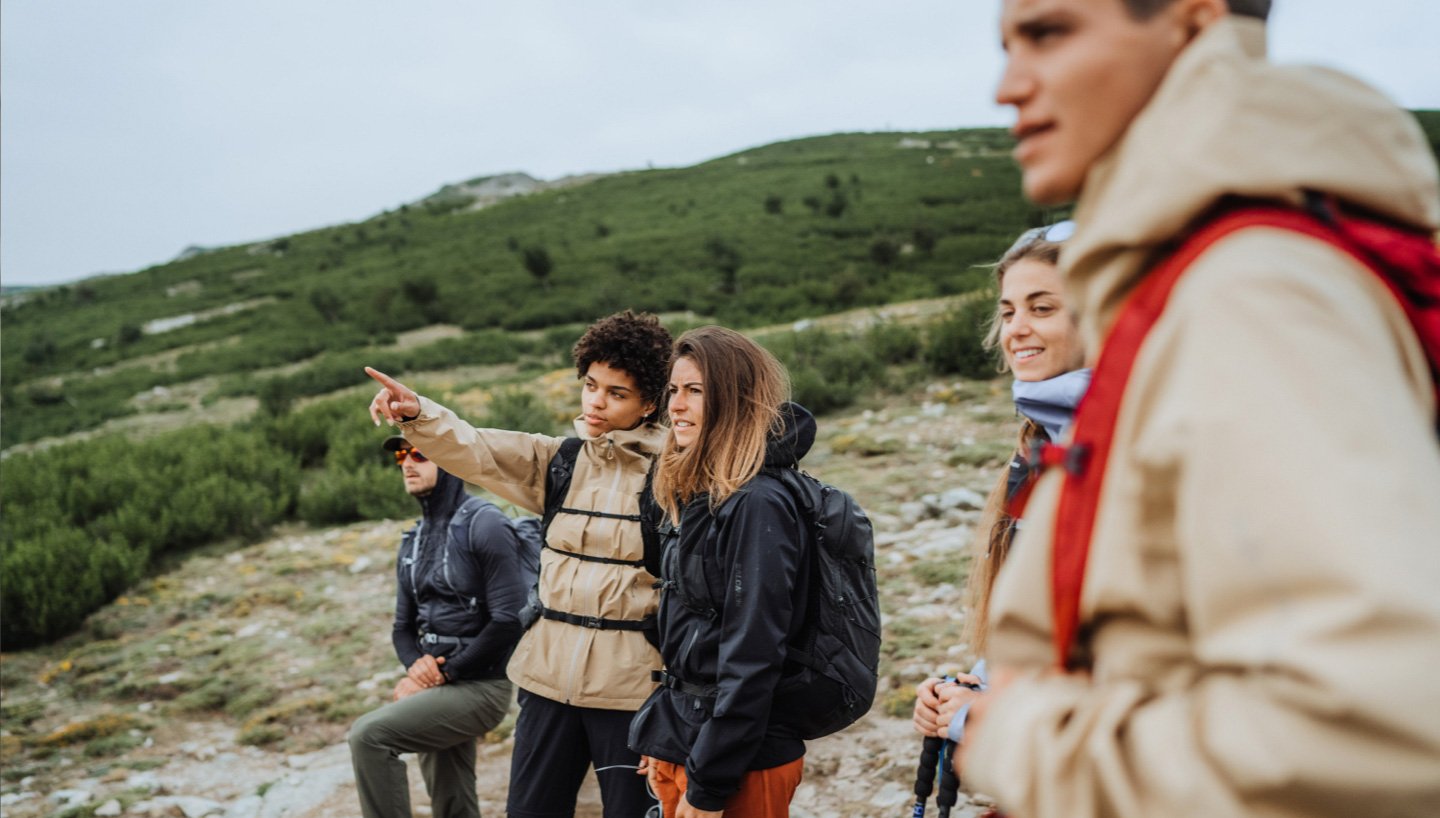 Fünf Outdoor-Enthusiasten in Salomon-Kleidung genießen den Ausblick vom Berggipfel – ein Sinnbild für den Erfolg im Einzelhandel dank erstklassiger Softwarelösungen. Erfahren Sie mehr!