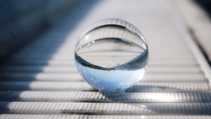 Kristallkugel mit HR-Trends 2023 auf grauer Oberfläche. Einblick in die Zukunft des Einzelhandels-Personalmanagements.