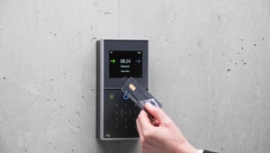 Digitale Arbeitszeiterfassung per Kartenlesegerät an der Wand.