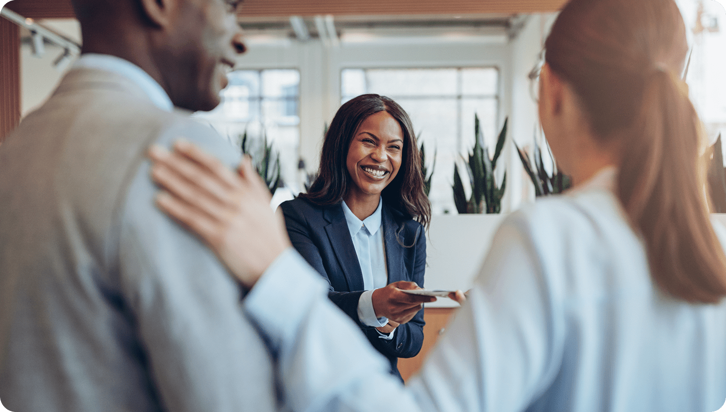 Responsable RH et managers discutent de la mise en place de l'annualisation du temps de travail