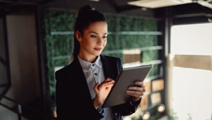 Manager bekijkt loonkostenpercentage na loonsverhoging 2026 op tablet