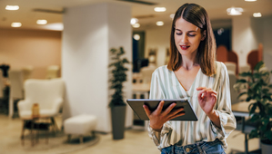 Planner controleert het personeelsrooster op een tablet in een restaurant