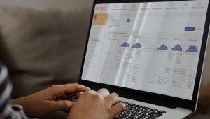 Eine Person schreibt auf einem Laptop einen Dienstplan in der Workforce Management Software von tamigo