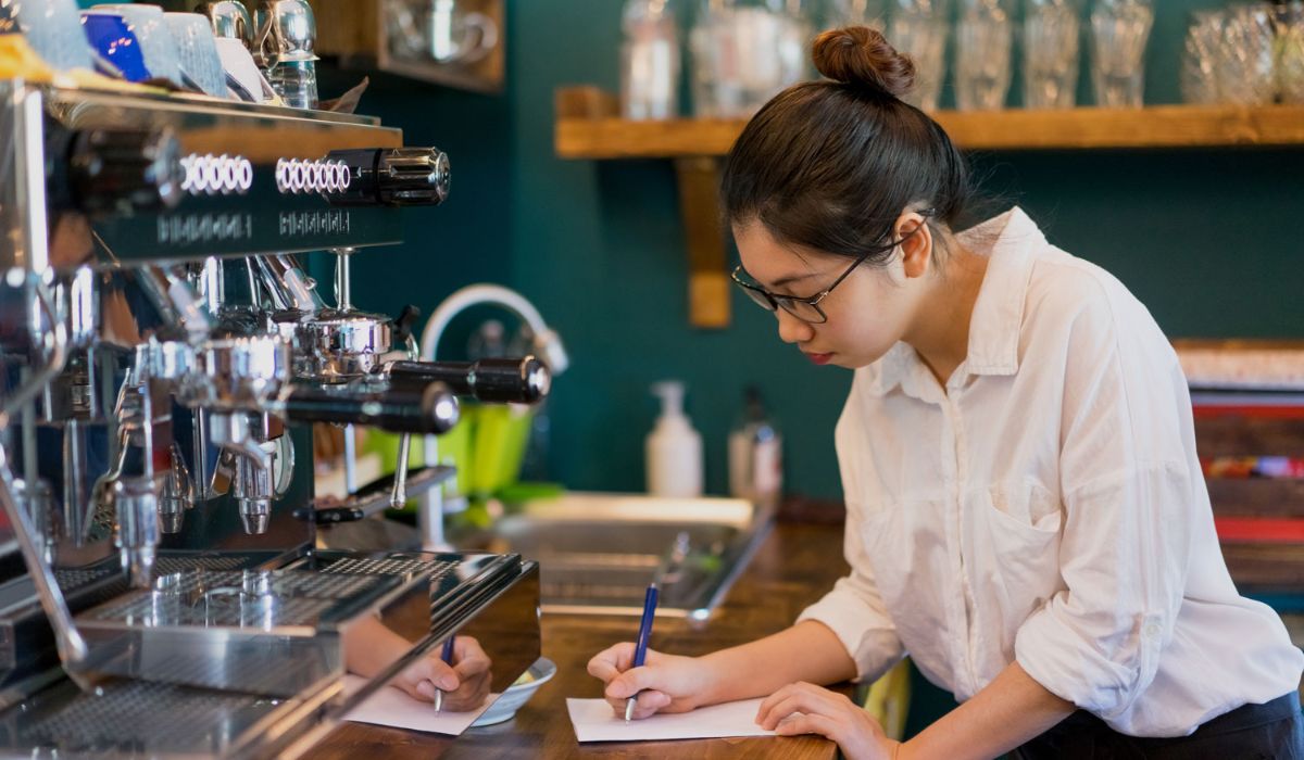 Barista taking notes_LR